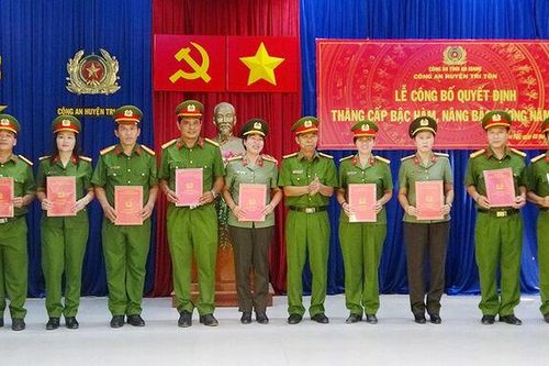 60 cán bộ, chiến sĩ công an huyện Tri Tôn được thăng cấp bậc hàm