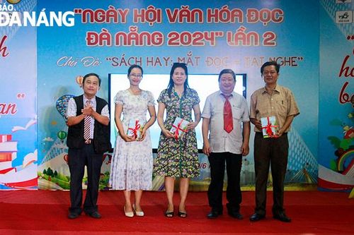 Ra mắt trường ca 'Khúc bi tráng bất tử' và tập sách 'Mùa xuân & Lễ Tết, hội hè của người Việt'
