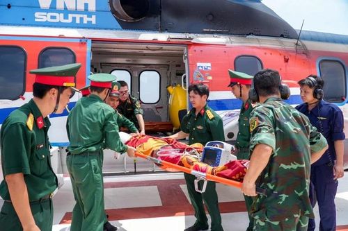 Đưa bệnh nhân bị đứt rời 1/3 cánh tay phải về đất liền an toàn