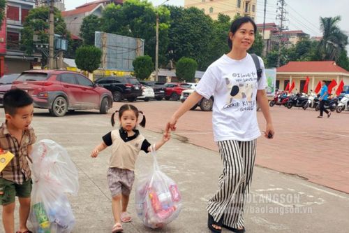'Đổi rác lấy quà': Hành động nhỏ, ý nghĩa lớn