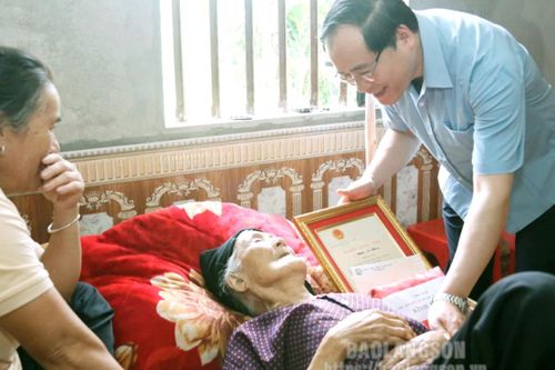 Đoàn công tác của tỉnh chúc thọ, mừng thọ các cụ 100 tuổi tại huyện Lộc Bình, Bắc Sơn
