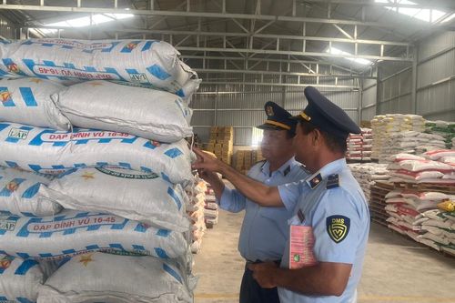 Long An phát hiện, xử lý hàng chục trường hợp vi phạm trong kinh doanh phân bón, thuốc bảo vệ thực vật