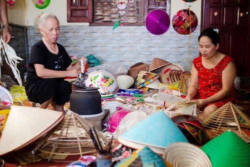 Hà Nội: Để nghề làm nón làng Chuông không bị 'thất truyền'