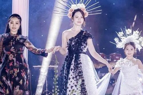 Á quân siêu mẫu nhí toàn năng Nguyễn Phạm Hà Linh diễn vedette cùng Hoa hậu Lương Kỳ Duyên