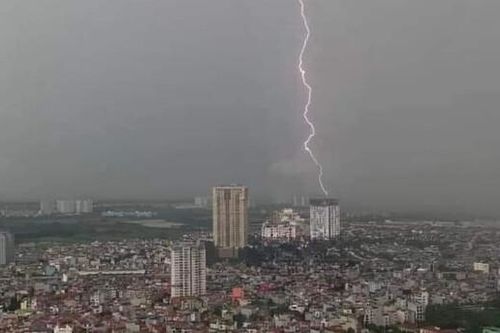 454 cú sét giáng xuống Hà Nội chỉ trong vòng 10 phút sáng 5/6, mưa lớn khiến các tuyến phố ngập lụt