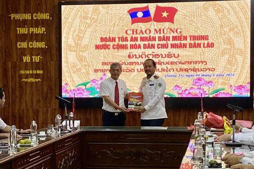 Đoàn TAND miền Trung Lào thăm và làm việc với TAND cấp cao tại Đà Nẵng