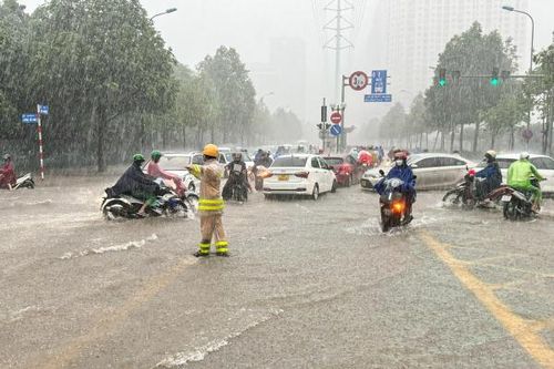 Hà Nội mưa như trút nước, nhiều đường phố ngập sâu
