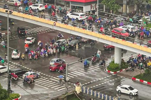 CSGT Hà Nội khuyến cáo người dân di chuyển trong thời tiết mưa lớn