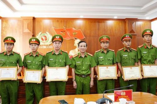 Khen thưởng lực lượng triệt phá băng trộm thiết bị điện, gây thiệt hại trên 20 tỉ đồng