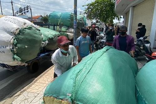 Bị phạt vì chở hàng cồng kềnh, nhiều tài xế lý do... mưu sinh