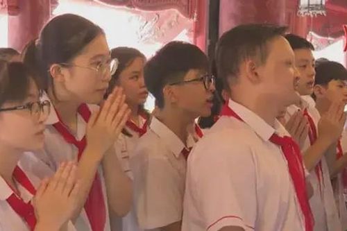 Nhiều sĩ tử cầu may ở Văn Miếu - Quốc Tử Giám