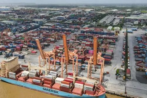 Việt Nam nhập siêu trở lại sau 23 tháng