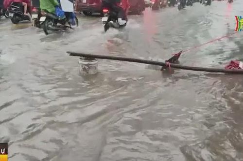 Nhiều tuyến đường ngập sâu sau cơn mưa lớn
