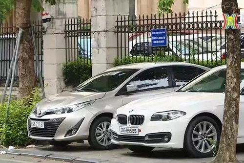 Phố Hai Bà Trưng, vỉa hè biến thành bãi đỗ xe