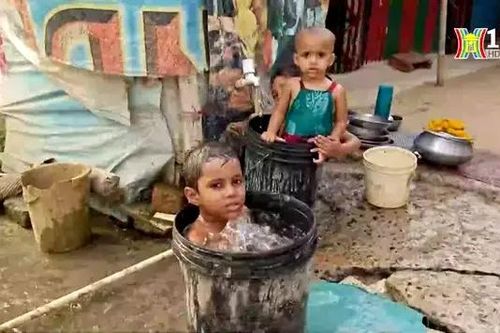 Người dân Nam Á chống chọi với thời tiết khắc nghiệt