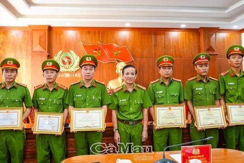 Khen thưởng cho 1 tập thể và 6 cá nhân có thành tích triệt phá vụ trộm tại các trụ tua bin điện gió