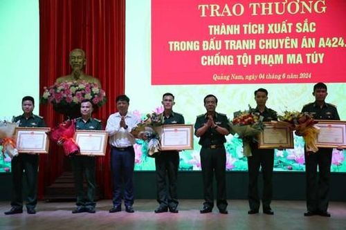 Khen thưởng các lực lượng bắt vụ vận chuyển gần 200kg ma túy