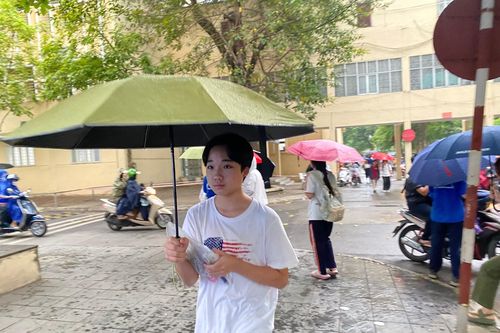 Thí sinh đội mưa, tranh suất vào lớp 10 chuyên tỷ lệ 'chọi' cao nhất Hà Nội