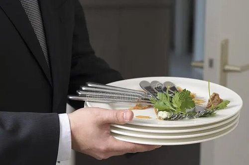Tại sao nhân viên nhà hàng buffet liên tục dọn đĩa ăn?
