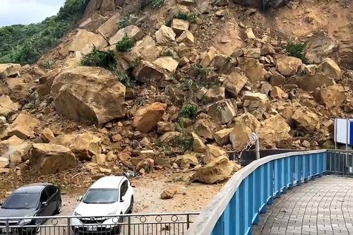 Kinh hoàng lở đất nhấn chìm hàng loạt ô tô