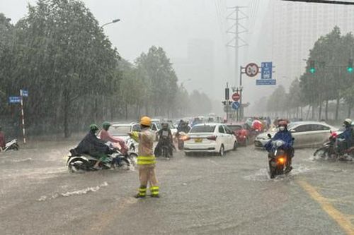 Cảnh sát dầm mình trong mưa dông, hướng dẫn, phân luồng giao thông