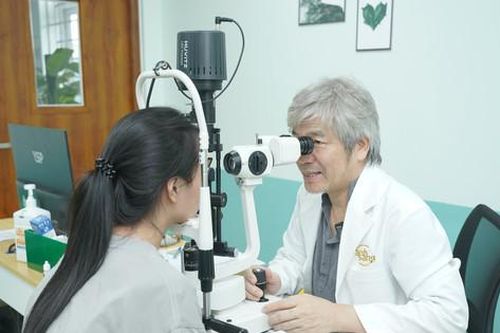 Bác sĩ nhãn khoa Việt Nam nhận giải thưởng quốc tế về phẫu thuật khúc xạ