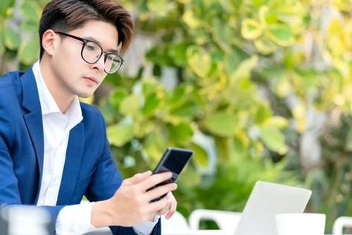 Điên cuồng kiếm tiền, sống tằn tiện để nghỉ hưu sớm rồi hối hận: Người tiếc nuối tuổi trẻ đã qua, người phải tạm gác việc tiết kiệm để cứu vãn hôn nhân