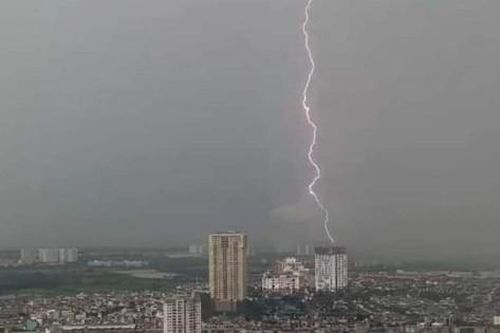 Hà Nội xảy ra 454 cú sét đánh xuống mặt đất, ngập úng nhiều tuyến phố