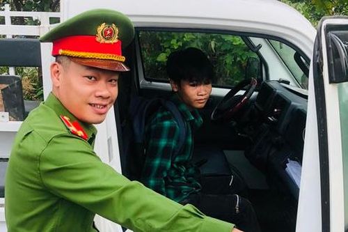 Công an tức tốc đến đón thí sinh người Đan Lai ngủ quên đi thi