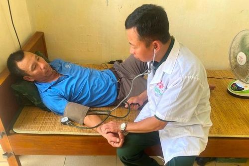 Gặp nạn trên biển, nam thuyền viên được Đồn Biên phòng cứu sống