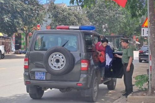 Vượt núi đưa trò đi thi