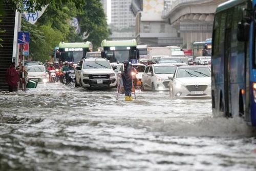 Những tuyến phố ngập úng do trận mưa sáng nay ở Hà Nội