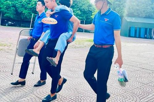 Thí sinh vừa mổ ruột thừa vẫn quyết tâm đi thi