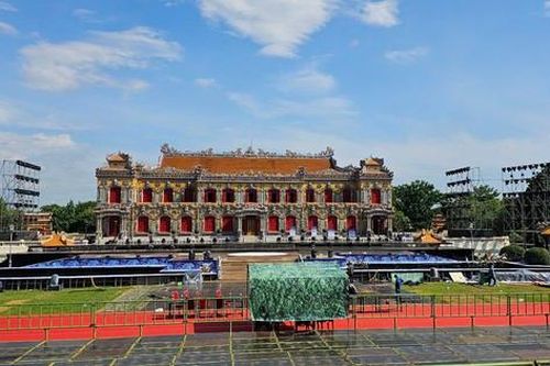 Gấp rút chuẩn bị khai mạc Festival Huế tại cung điện triệu đô