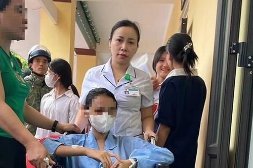 Nhân viên y tế đưa bệnh nhân sau mổ cấp cứu đi thi vào lớp 10