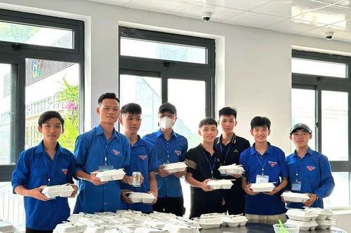 Những suất cơm 0 đồng ở vùng núi cao ấm lòng sĩ tử trong mùa thi