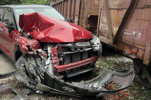 Vụ ô tô bị tàu hỏa đâm nát đầu: Chủ xe có được bảo hiểm bồi thường?