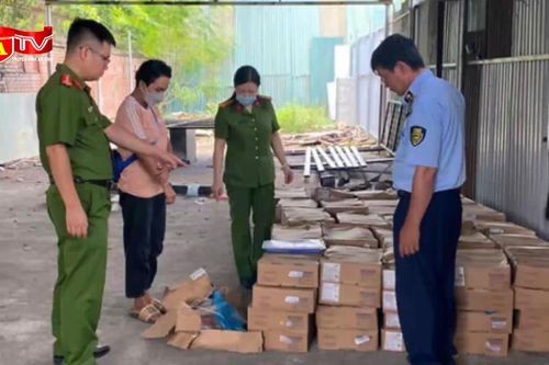 Cận cảnh hơn 01 tấn chân giò đông lạnh nghi nhập lậu tập kết tại bãi đất trống