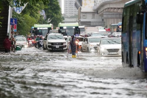 Hà Nội: Nhiều tuyến phố ngập sâu khi mưa lớn, cử tri kiến nghị có phương án khắc phục