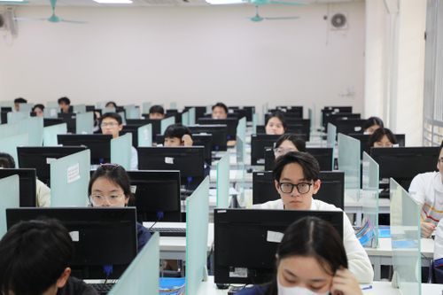 Hai nữ sinh Hà Nội giành vị trí thủ khoa kỳ thi đánh giá năng lực 2024