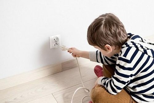 Đề phòng nguy cơ bỏng điện ở trẻ trong kỳ nghỉ hè