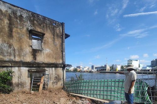 Sạt lở bờ sông đe dọa nhà dân và trường học