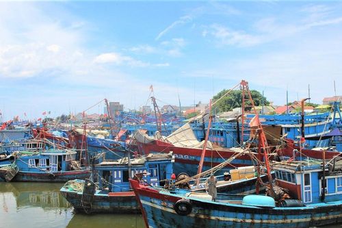 Cửa biển bị bồi lấp, tàu thuyền im lìm