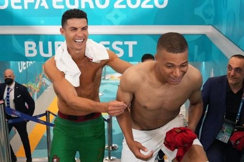 Ronaldo lập kỷ lục khi chúc mừng Mbappe