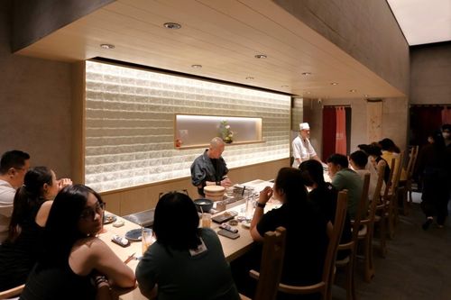 Nhà hàng omakase TP.HCM phản hồi vụ 'yêu cầu khách xóa ảnh Trấn Thành'