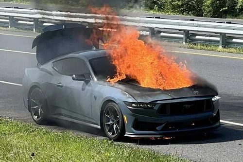 Ford Mustang cháy do lỗi kỹ thuật, khách được đền xe mới