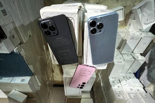 Phát hiện kho hàng iPhone nghi nhập lậu bán trên TikTok Shop