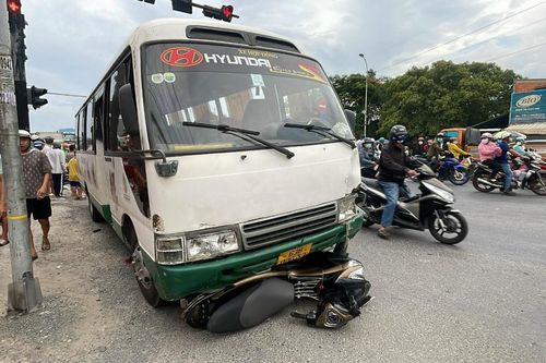 Ôtô chở công nhân va chạm liên hoàn 8 xe máy, 1 người tử vong tại chỗ
