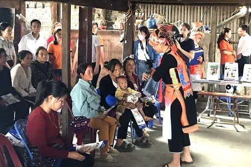 Phát huy hơn nữa vai trò của các cô đỡ thôn, bản