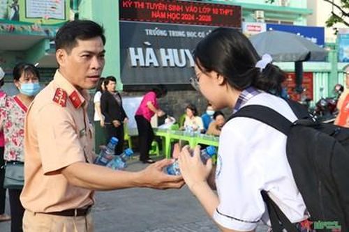 Cảnh sát giao thông TP Hồ Chí Minh hỗ trợ tích cực kỳ thi tuyển sinh lớp 10